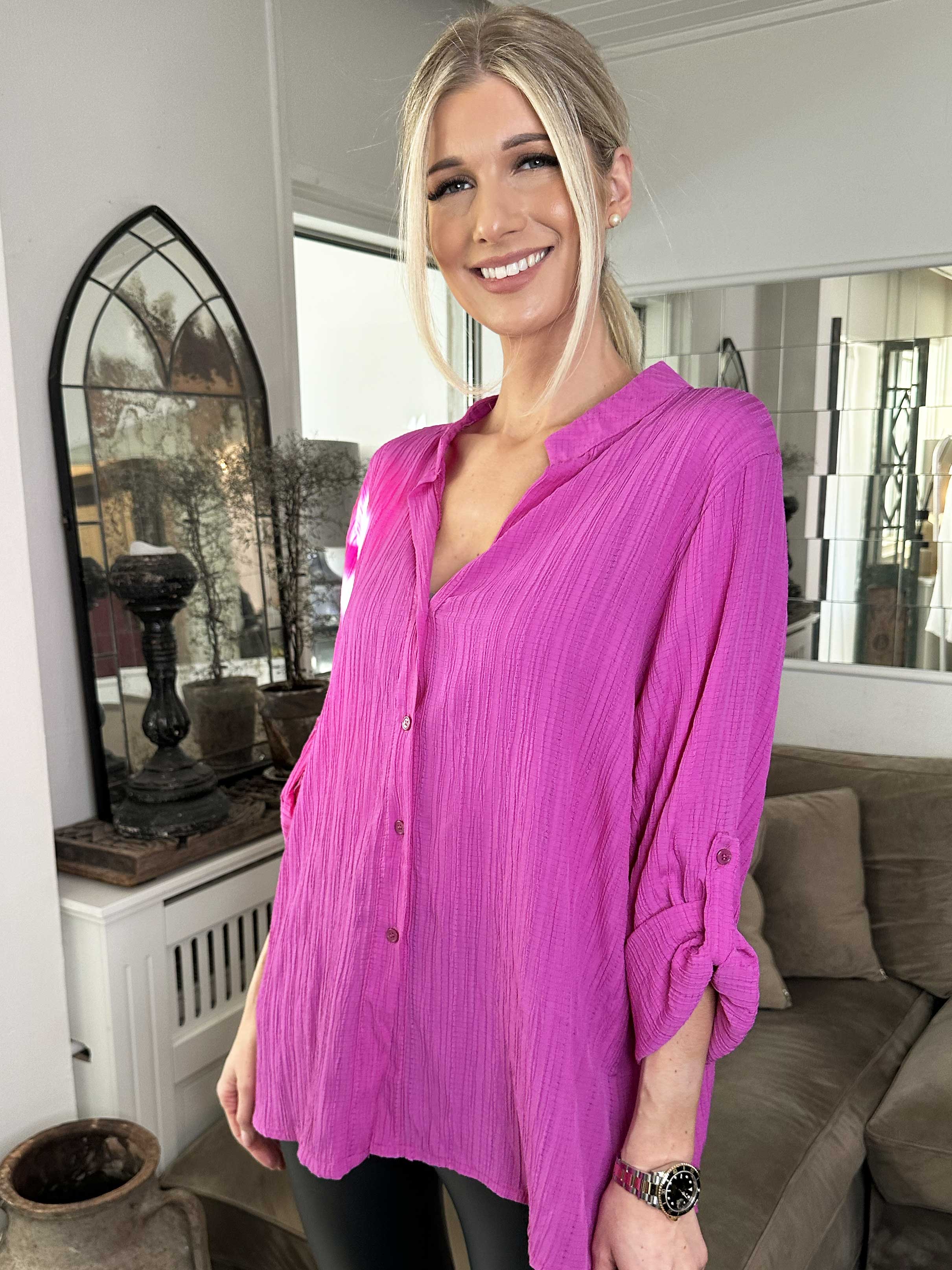 Karah - Ensfarvet skjorte i crepet look